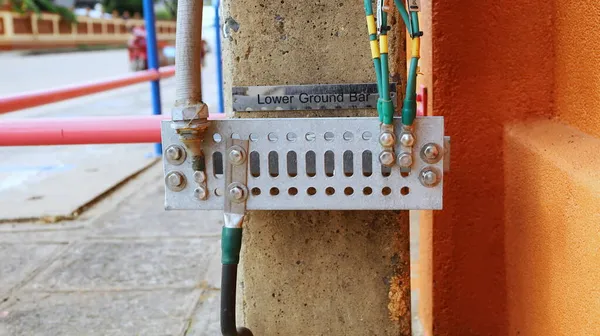 Direkte kablo olan zemin çubuğu. Mobil telekomünikasyon alt istasyonunun yıldırım koruma sistemi Wi-Fi sinyalleri iletir. Odaklan ve konuyu seç