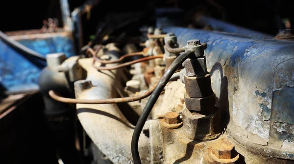 Régi Injektorok Rozsdásak Egy Régi Dízelmotor Befecskendezőinek Üzemanyagvezetékeinek Sora Sötét — Stock Fotó