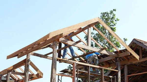 Drewniane Kratownice Dachowe Budowlane Robotnicy Pokrywają Dachy Domów Placu Budowy — Zdjęcie stockowe