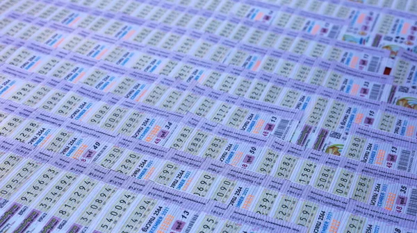 Surin, Tayland - 12 Aralık 2021: 16 Aralık 2021 tarihinde loto biletleri dağıtım için tezgahlarda düzenlenmiştir. Seçici odak