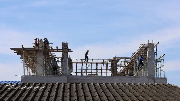 Kule Robotnikiem Budowlanym Budynki Wieżowcowe Stalowe Szalunki Betonowania Placu Budowy — Zdjęcie stockowe