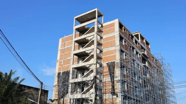 Andamios Acero Lado Edificio Nuevo Andamios Tubos Metálicos Alrededor Edificio — Foto de Stock