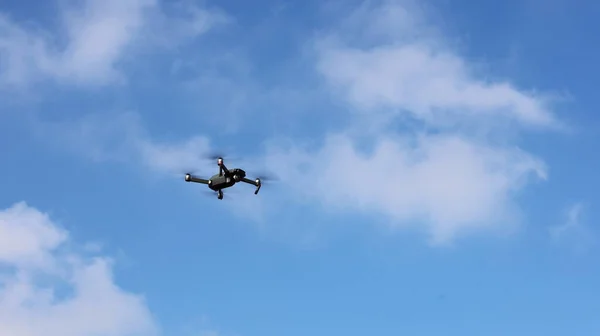 Drones Vliegen Lucht Een Drone Met Een Camera Vliegt Boven — Stockfoto