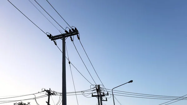 Silhouette Poteaux Électriques Avec Des Câbles Sur Les Poteaux Ligne — Photo