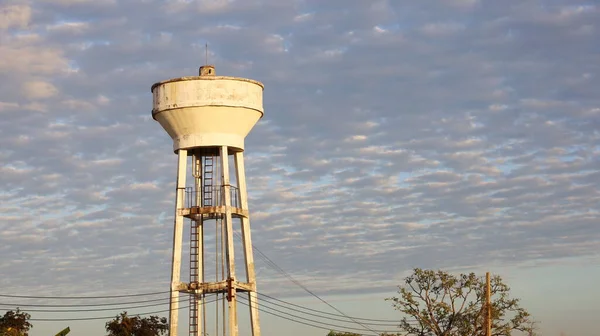 Tanque Água Concreto Branco Torre Tanque Água Público Velho Livre — Fotografia de Stock