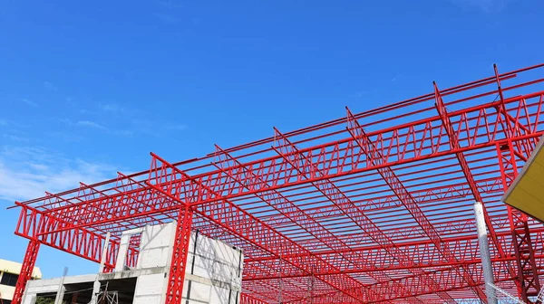 Czerwona Metalowa Konstrukcja Stalowa Konstrukcja Dachu Budynku Przemysłowego Tle Błękitnego — Zdjęcie stockowe