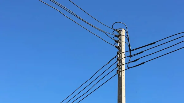 Ηλεκτρικά Καλώδια Τσιμεντένιους Πόλους Γραμμή Μετάδοσης Χαμηλής Τάσης Τσιμεντένιο Πόλο — Φωτογραφία Αρχείου
