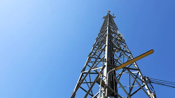 Μεταλλική Κατασκευή Πύργου Επικοινωνίας Κοντινό Πλάνο Πύργο Κεραίας Επικοινωνίας Μπλε — Φωτογραφία Αρχείου