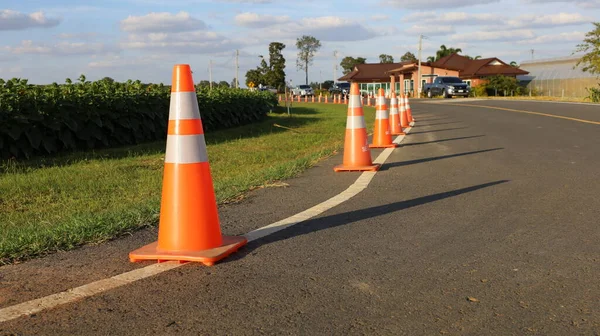 Orangefarbene Verkehrskegel Auf Der Straße Zur Sicherheit Und Zum Schutz — Stockfoto