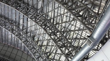 Eğri çatılı metal yapı. Metal kaplama çatı kaplamalı, alttaki havalandırmalı modern mimari. seçici odak
