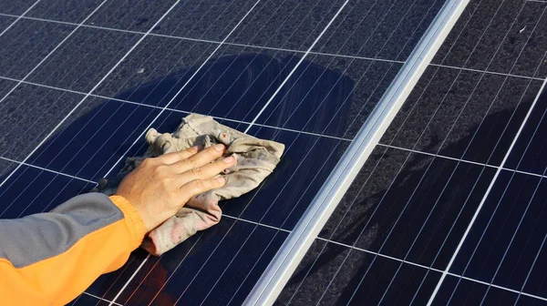 手工清洁太阳能电池板 一个女人的手使用毛巾用灰尘和鸟粪在室外用复制空间擦拭肮脏肮脏的太阳能电池板 有选择的重点 — 图库照片
