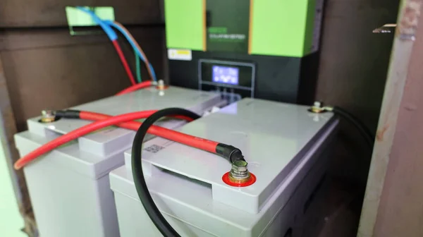 Güneş enerjisi depolama bataryası. Güneş pili bağlantılarına ve pahalı kontrollere yakın çekim. Seçici odak