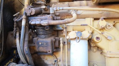 Eski ağır makineli hava kompresörü. Kirli ve sızdıran hava kompresörü detayları yumuşak örgülü hortum ve fotokopi alanı ile bulanık yağ filtresi. Seçici odak