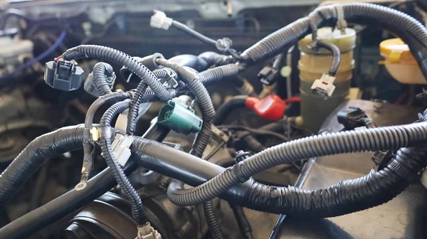 Garajdaki Dağınık Araba Kabloları Araba Tamiri Elektrik Tesisatı Eski Motor — Stok fotoğraf