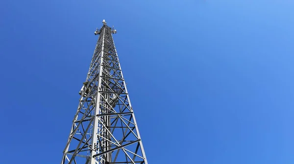 通信塔金属構造 コピースペースと青い空の背景に下のビューでケーブルや通信機器屋外4Gまたは5Gで背の高い鉄塔を閉じます 選択的焦点 — ストック写真