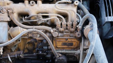 Kirli dizel araba enjektör pompası. Eski enjektörün, tozla kirlenmiş ve sızıntı yapan 4 enjektörlü dizel motoruna yakın çekim. Seçici odak