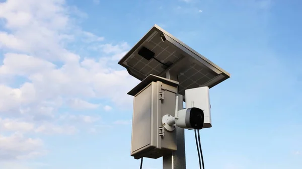 Boîtier Commande Avec Panneaux Solaires Vidéosurveillance Sur Poteaux Système Sécurité — Photo