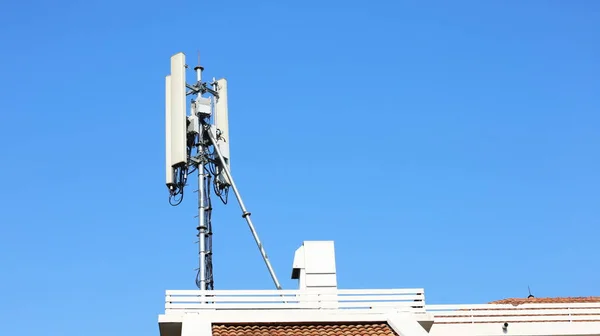 Tour Télécommunication Cellulaire Sur Bâtiment Émetteur Communication Sans Fil Stations — Photo