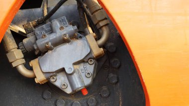  Hidrolik motor ve yağ boruları. Hidrolik enerjiyi fotokopi uzayı ile mekanik enerjiye dönüştüren sıkıştırıcı hidroliklerdeki kirli borulara sahip patenli statör. Seçici odak