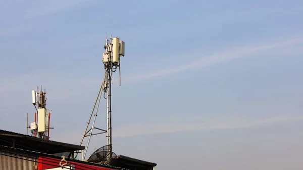 Çatıda Mikrodalga Verici Antenler Var Kablosuz Iletişim Vericisi Mobil Baz — Stok fotoğraf