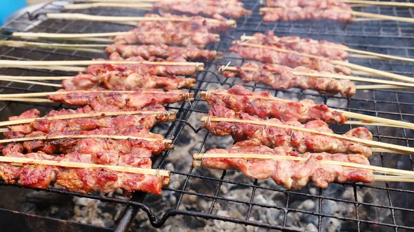 猪肉串在木炭上烤着 美味的泰国街头食品烧烤猪肉片在当地市场 亚洲风格 有选择的重点 — 图库照片