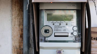 Duvardaki akıllı metre. Cep telefonları ve Wi-Fi cihazları ile RF radyo üzerinden gerçek zamanlı iletişim kuran yakın çekim dijital güç sayacı veya akıllı metre. Seçici odak