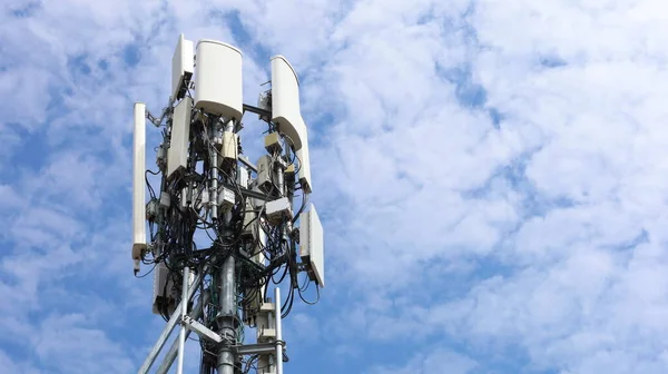 4G ve 5G Hücre Üssü. Üs Alıcı İstasyonu (BSC) Cep telefonlu radyo alıcı-vericisi cep telefonlu, cep telefonlu, metal kulelerdeki, gökyüzü arkaplanı bulutlu, kopyalama alanı olan telsiz iletişim sistemi..