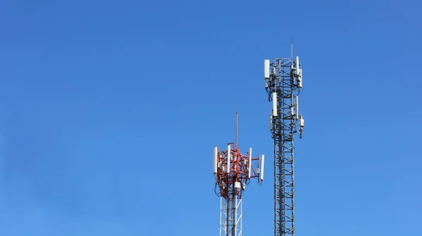 Twin Tower Cellular Base Station Eine Basisstation Mit Und Mobilfunktechnologie — Stockfoto