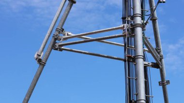 Üs istasyonlarındaki çelik destekler. Mavi gökyüzü arka planında istikrar için makro telekomünikasyon kulelerinin metal yapısı. Seçici odak