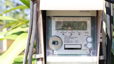 Direkte akıllı metre. Kirli dijital enerji ölçer ya da cep telefonları ve kablosuz ağ cihazları ile iletişim kuran akıllı ölçer. Seçici odak