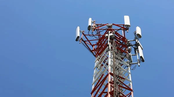 基地局塔 4Gと5Gの携帯電話無線通信技術を搭載した基地局で コピースペースのある明確な空の背景を持つ携帯電話 選択的焦点 — ストック写真