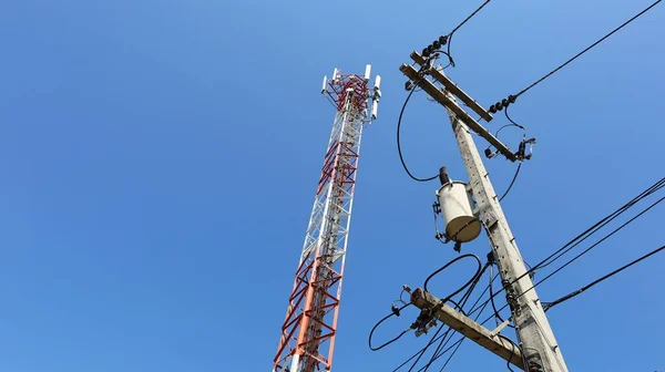 変圧器や通信塔 青い空を背景に 4Gおよび5Gセルラー通信タワーに電源を供給するためのコンクリートタワー上の高電圧システム 選択的焦点 — ストック写真