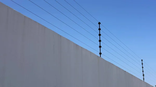 Clôture Haute Tension Sur Mur Béton Poteaux Métalliques Fil Noir — Photo