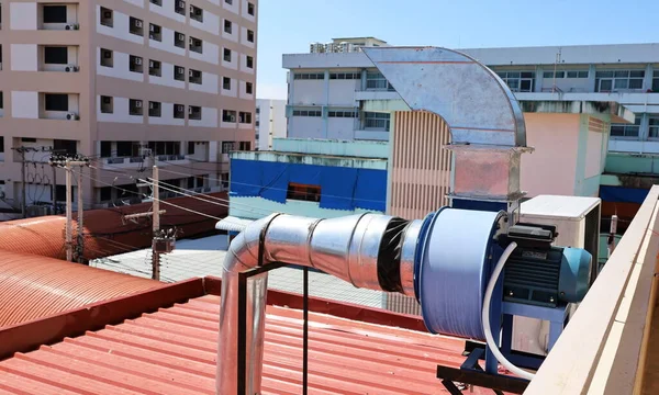 Canales Ventilación Con Ventilador Techo Conductos Aire Acero Galvanizado Una — Foto de Stock