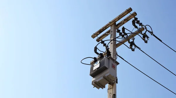 ポールの変圧器 高電圧トランスは コピースペースのある明るい青空の背景を持つコンクリートポール上の3相低電圧タイプです 選択的焦点 — ストック写真