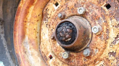 Hasarlı eski araba tekerleği merkezleri. Antika bir arabanın paslı metal kenarı. Yakın çekim odağı