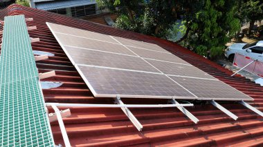 Çatıdaki güneş panelleri. Fotovoltaik modül evinizin çatısında ya da ofisinizde fotokopi alanı olan yenilenebilir enerji için. Temiz enerji kavramı. Seçici odak