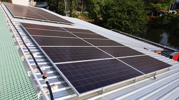 屋顶上的太阳能电池板 家庭或办公室屋顶上的可再生能源光伏模块 有复制空间 清洁能源概念 有选择的重点 — 图库照片