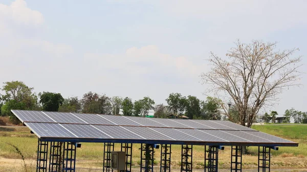 农场上的旧太阳能电池板 在白云的天空背景下 在一个聪明的农场里 一排排户外金属杆结构的光电电池板用来产生可再生能源 有选择的重点 — 图库照片