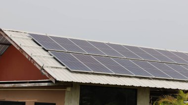 Çatıdaki güneş panelleri. Fotovoltaik modüller evinizin çatısında ya da ofisinizde fotokopi alanı ile yenilenebilir enerji üretmek için. Temiz enerji kavramı. Seçici odak