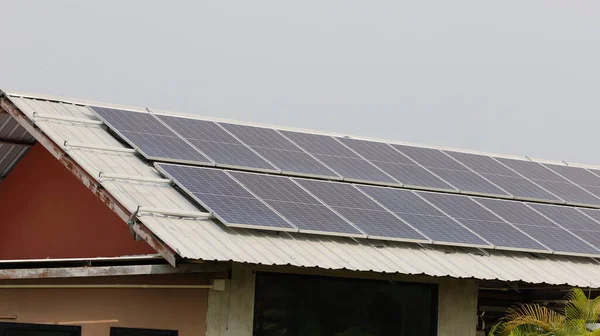 屋顶上的太阳能电池板 在你的家里或办公室的屋顶上用复制空间产生可再生能源的光电模块 清洁能源概念 有选择的重点 — 图库照片