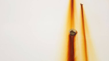  Beton duvarlarda kırmızı pas lekeleri var. Kırık ve sızdıran duvar, beyaz beton yüzey üzerinde paslı lekeler ve kopya alanı var. Seçici odak