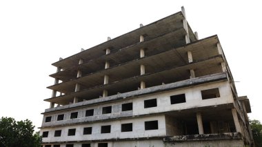 Terk edilmiş bina. Eski terk edilmiş bina ve tamamlanmamış bina beyaz arka planda. Seçici odak