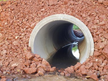 Ev seli veya doğal yağmur suyundan drenaj için beton drenaj boruları veya kanalizasyon boruları.