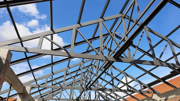 Nşaat Için Çelik Çatı Yapısı Beyaz Bulutlu Mavi Gökyüzü Arka — Stok fotoğraf