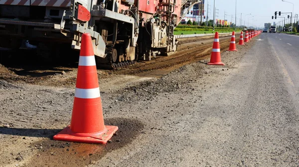 Reihenweise Staus Auf Der Straße Rote Und Weiße Kunststoffkegel Oder — Stockfoto