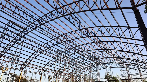 Metal Çatı Yapısı Modern Kubbenin Çelik Yapısı Mavi Gökyüzü Arka — Stok fotoğraf