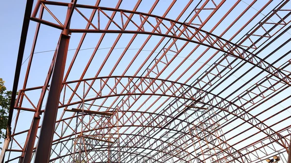 Metal Çatı Yapısı Modern Kubbenin Çelik Yapısı Mavi Gökyüzü Arka — Stok fotoğraf