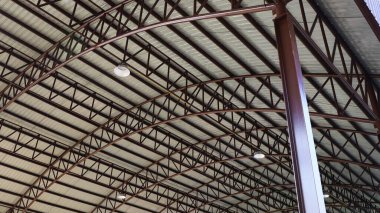 Kubbeli çatıları ve sütunları olan metal yapılar. Stadyumun yeni çelik çerçeve sistemi. Seçici odak