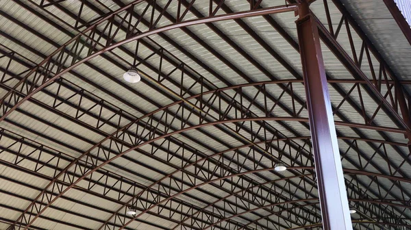 Kubbeli çatıları ve sütunları olan metal yapılar. Stadyumun yeni çelik çerçeve sistemi. Seçici odak